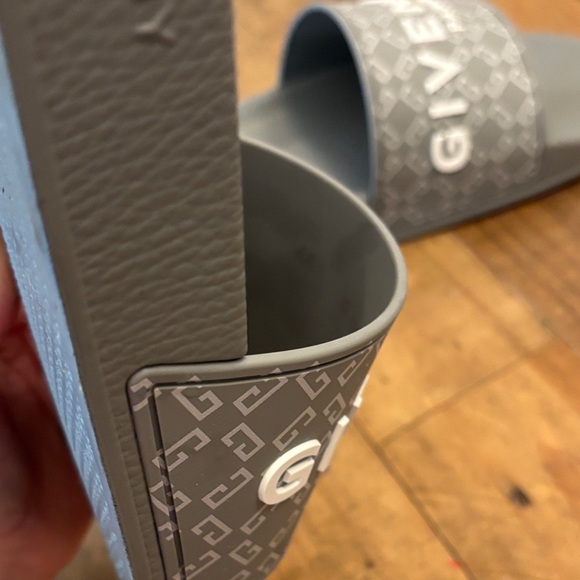 Givenchy Monogram 72 Rubber Flat Slides in grey and white. - Picture 11 of 12